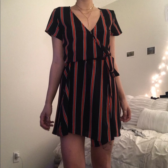 Red and black wrapover dress - Picture 1 of 2